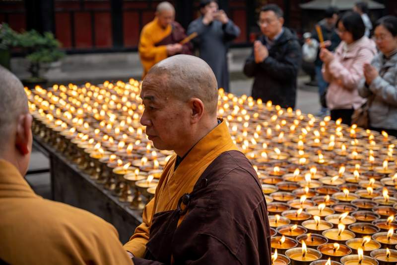 寺庙僧侣与众多烛火祈福场景图片