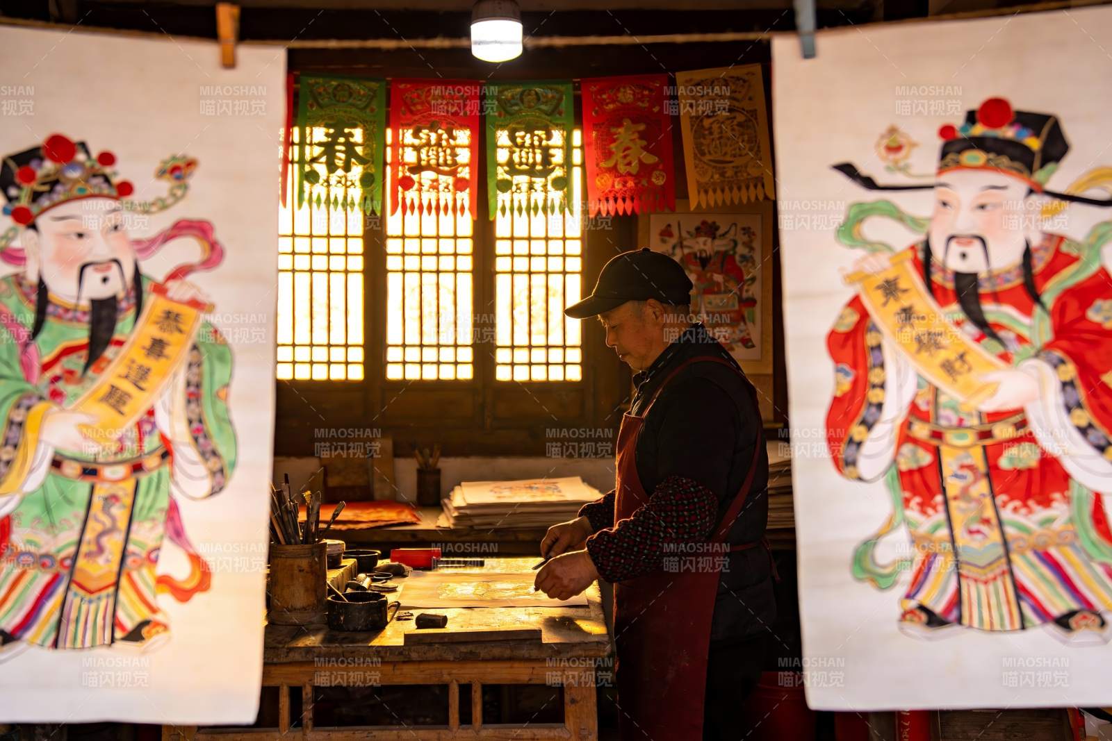 工匠制作传统年画的场景图片
