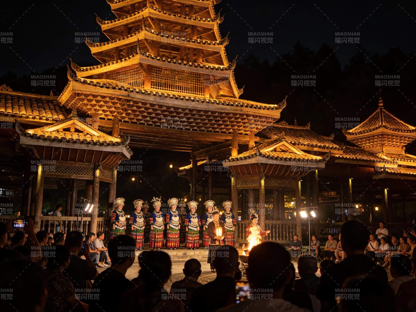 夜幕下传统建筑前的民俗表演图片