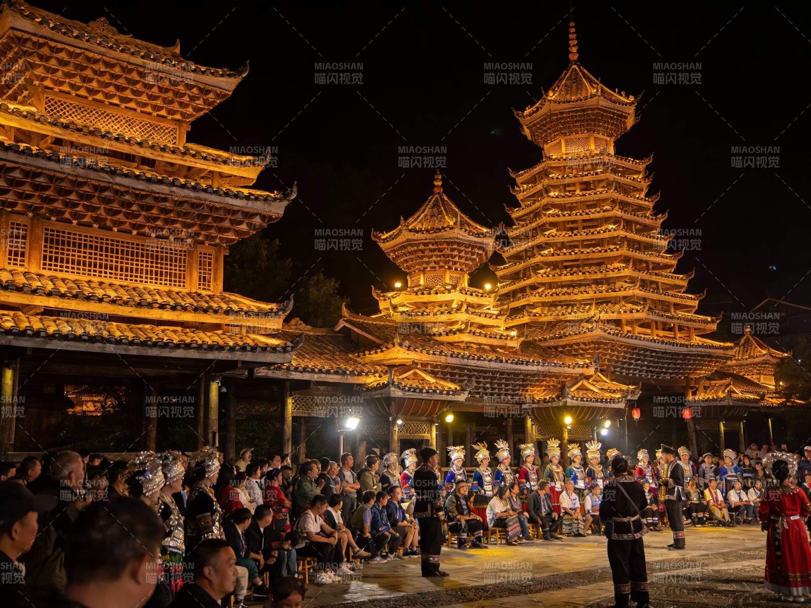 夜幕下古建筑群灯光秀图片