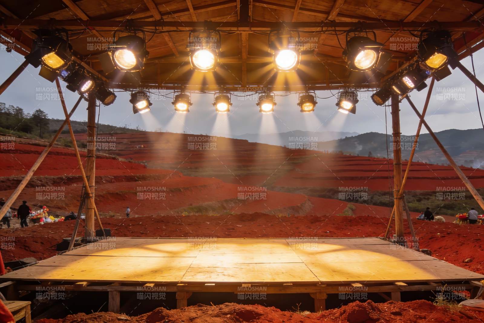 户外舞台灯光照红土梯田图片
