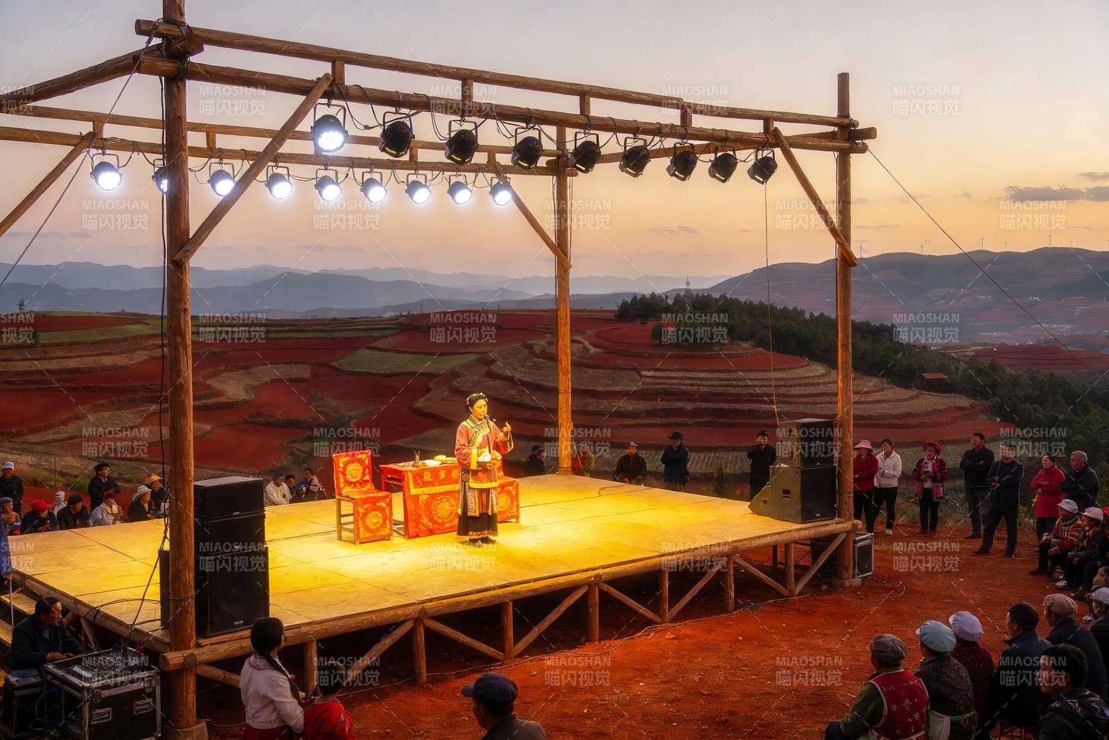 乡村舞台表演日落梯田风光图片