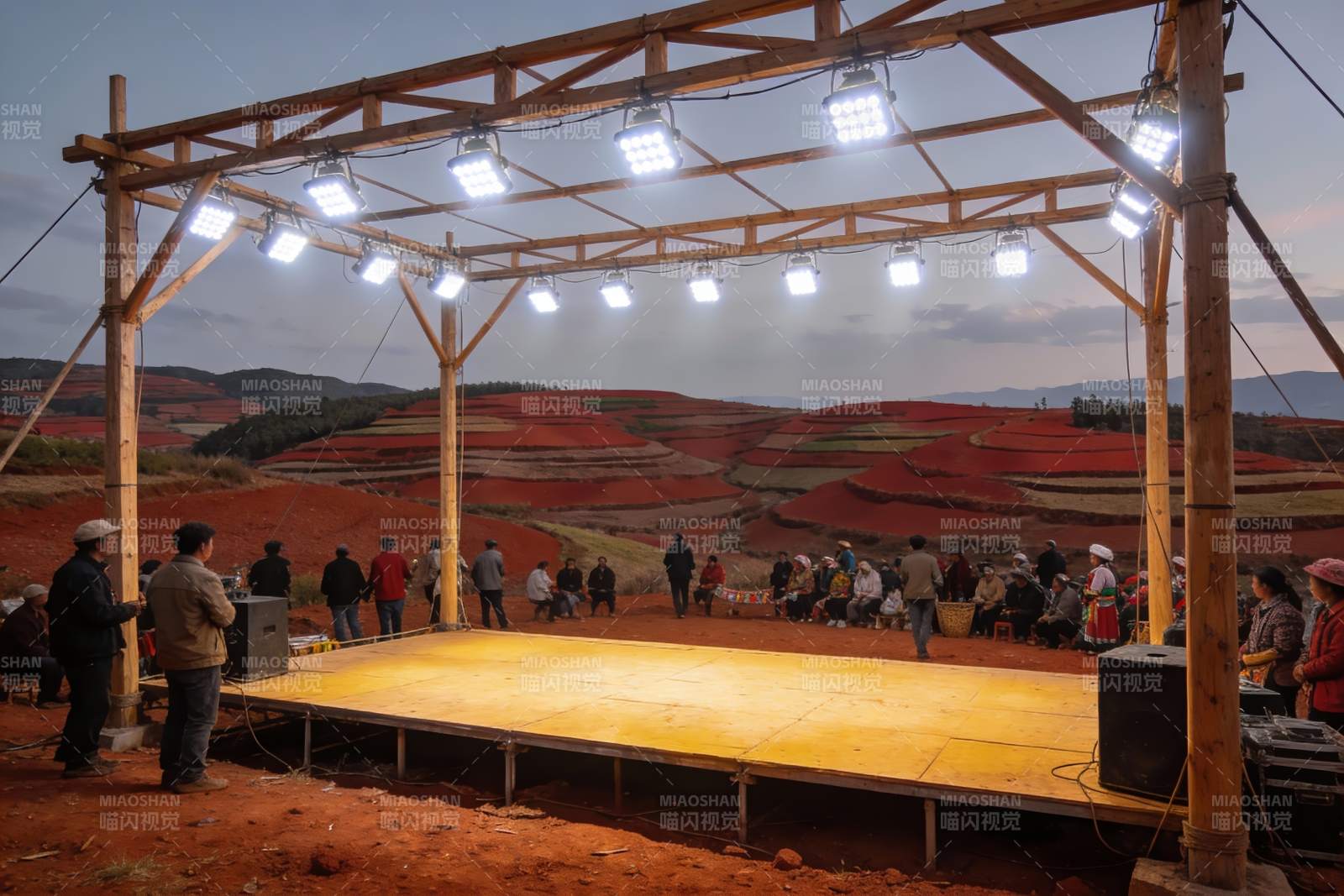乡村舞台演出日落梯田背景图片