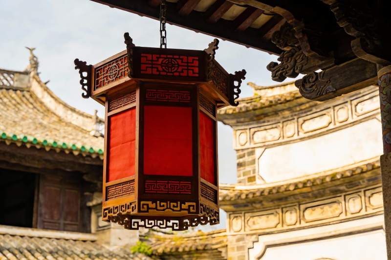 古建筑中的红色灯笼图片