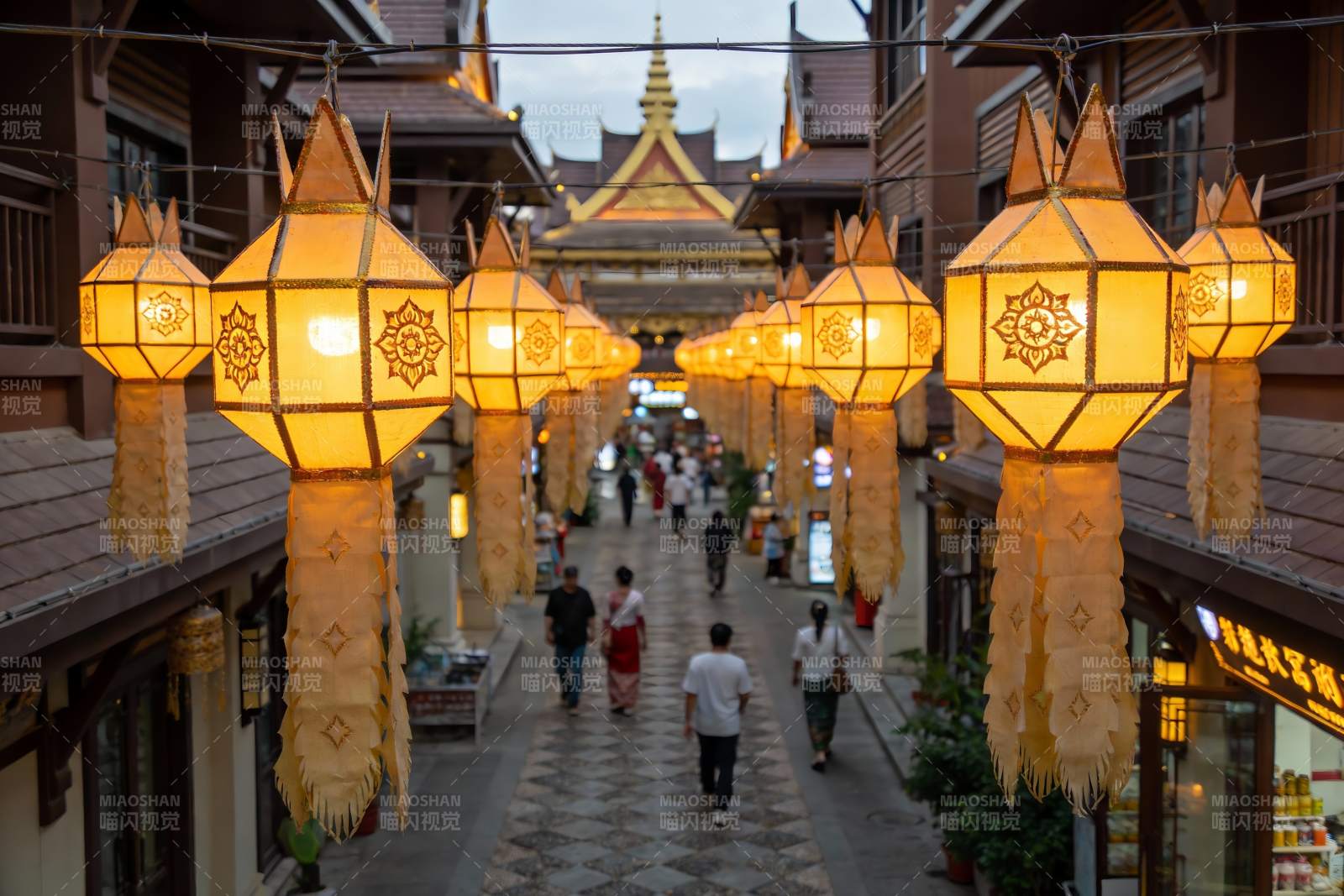 异域风情街灯笼高挂游人漫步图片