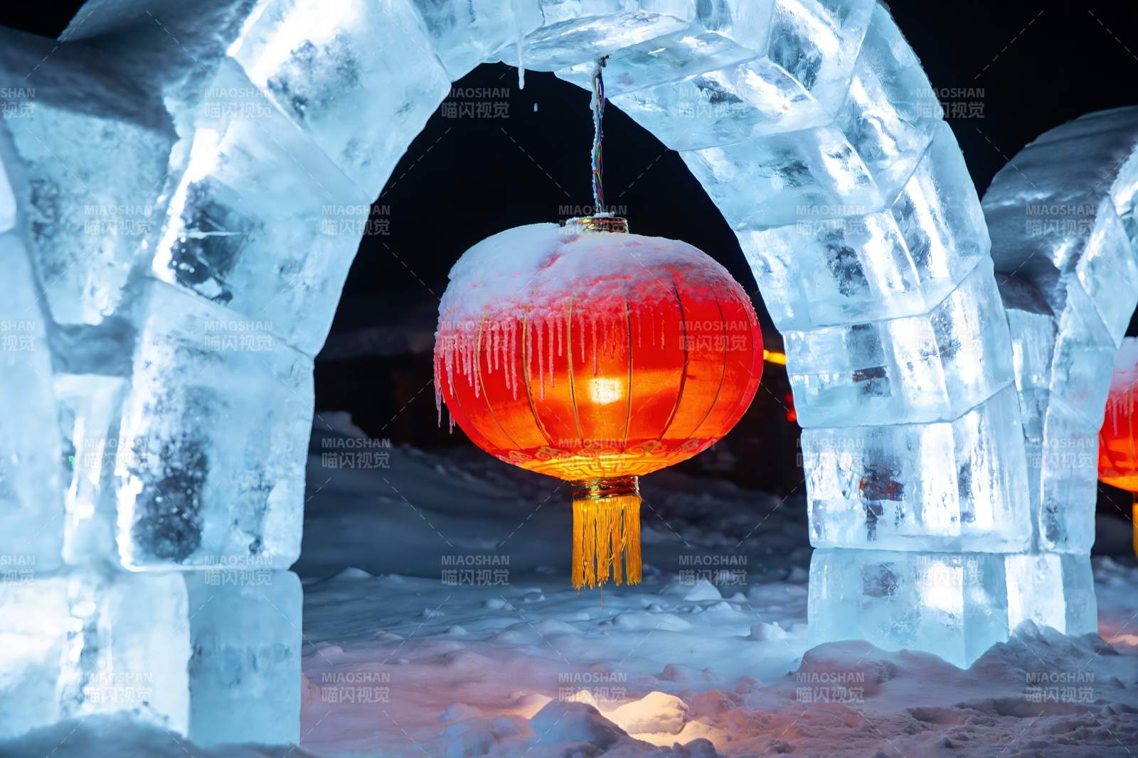 冰雕拱门红灯笼夜景图片