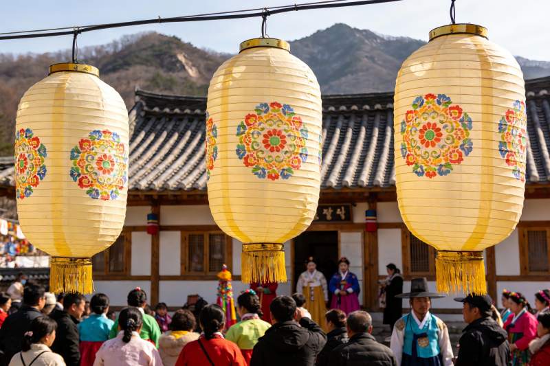 传统节日灯笼与身着汉服人群图片