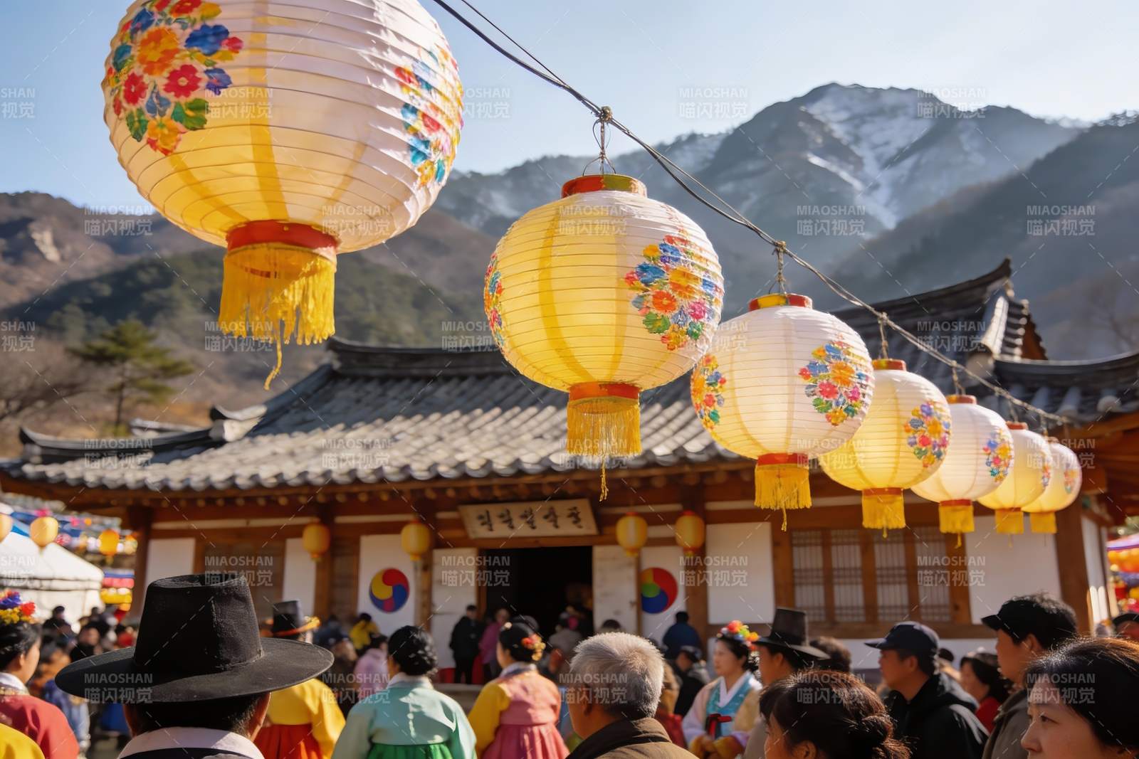 传统节日灯笼挂满古建筑图片