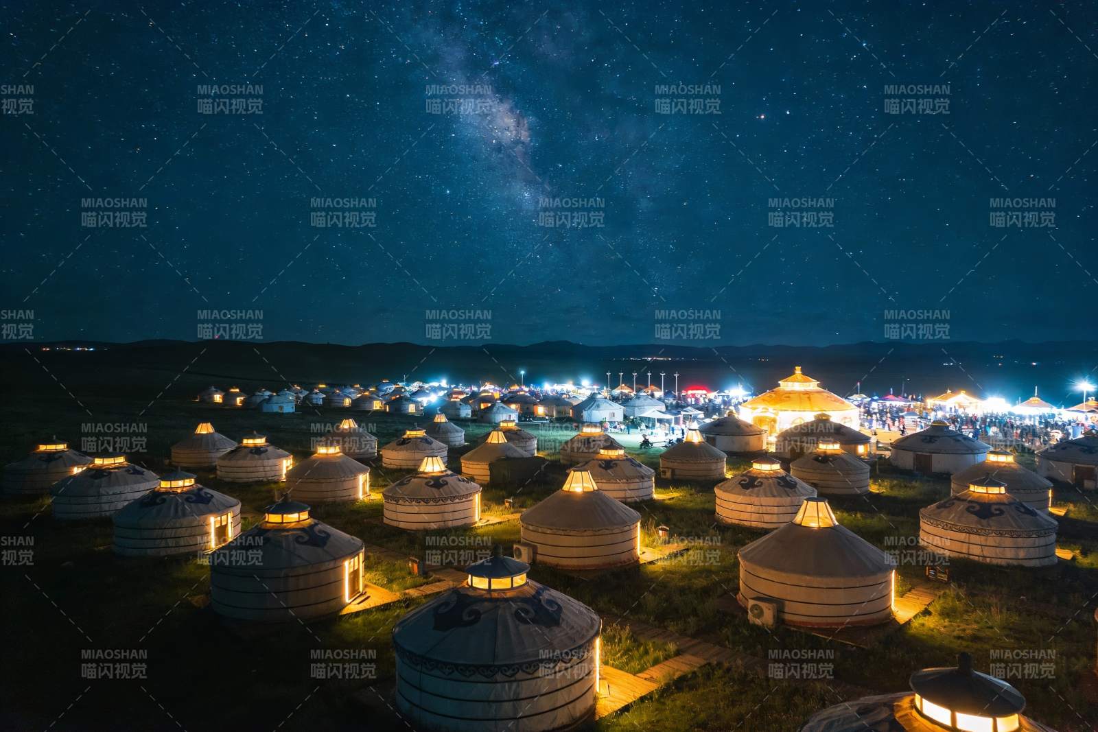 夜幕星空下的蒙古包群落图片