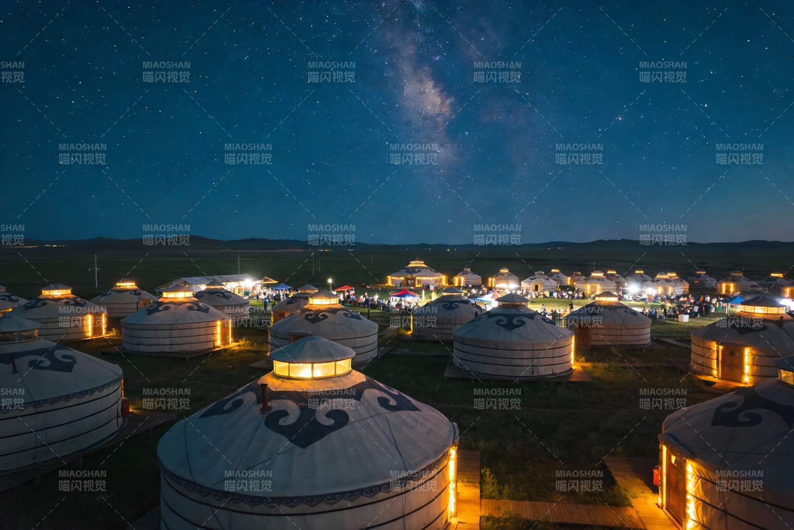夜幕星空下的蒙古包群落图片