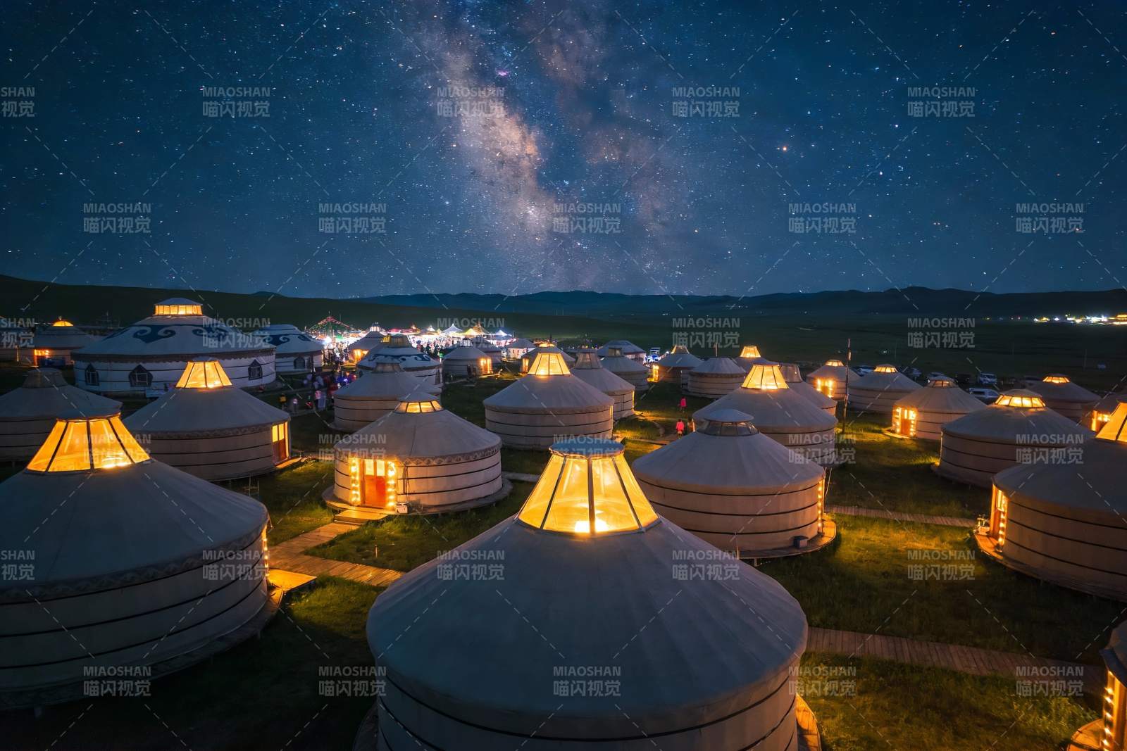 星空下的蒙古包群夜景图片