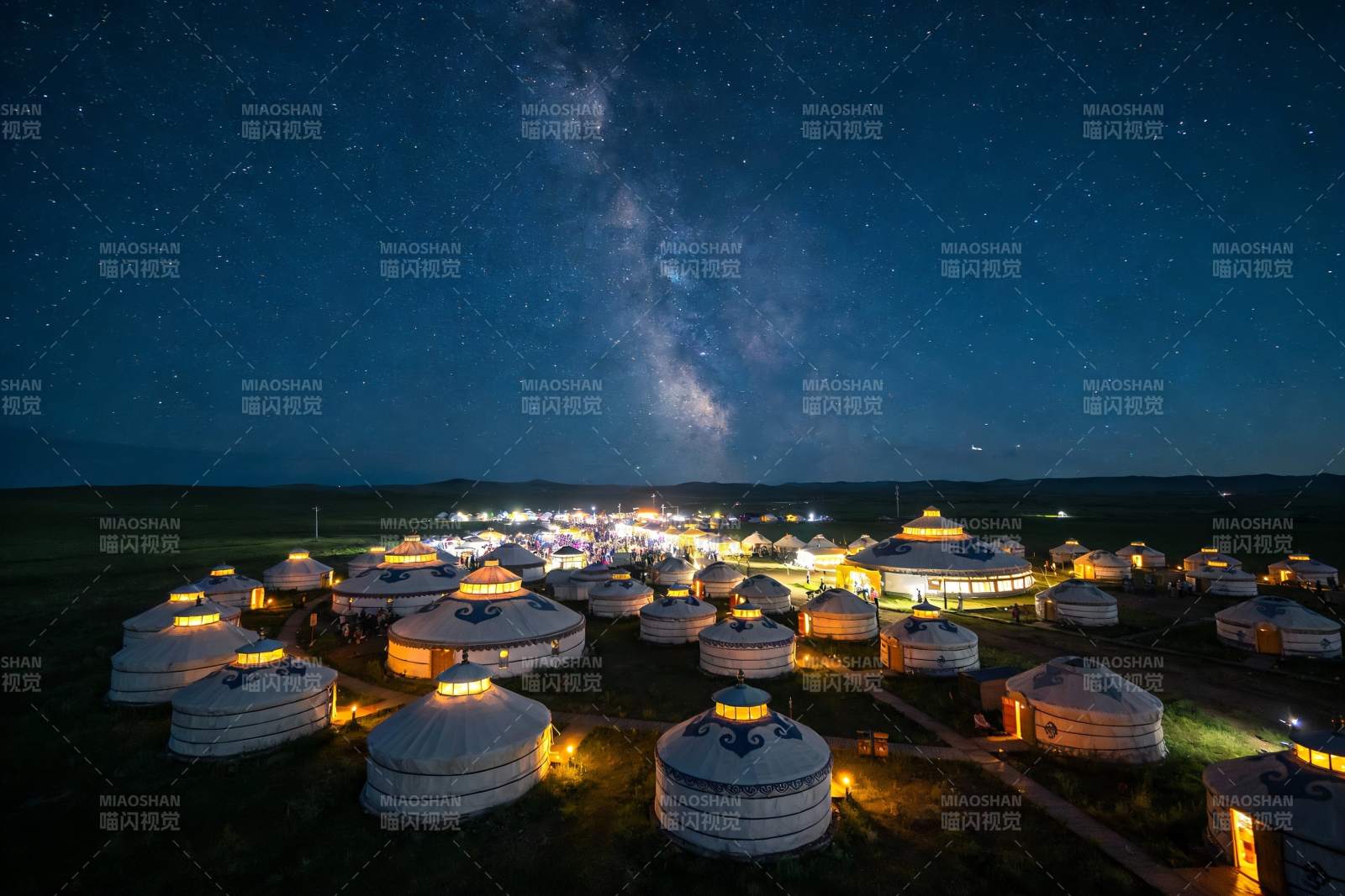 夜幕星空下的蒙古包群落图片