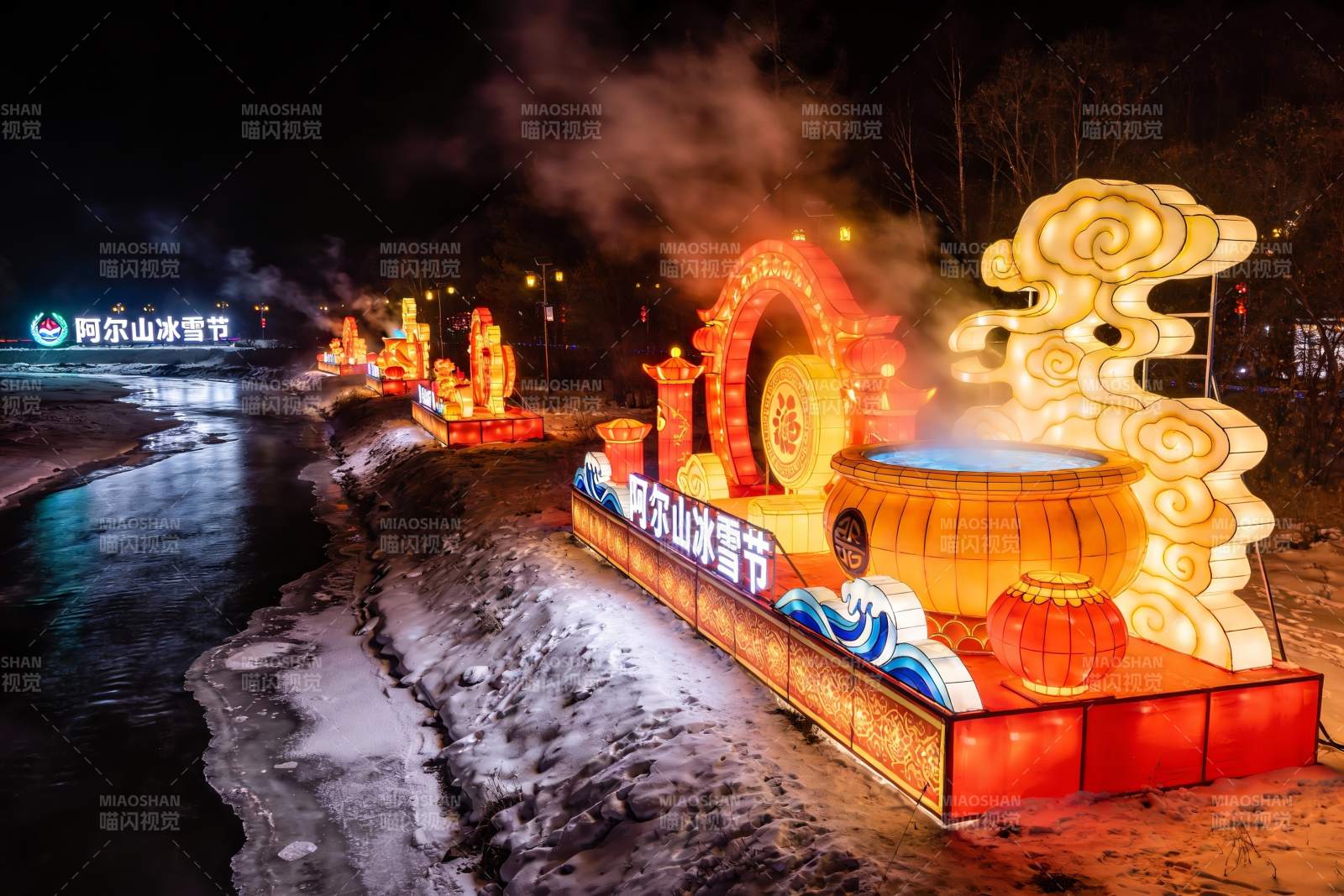 夜雪河畔灯光节庆盛景图片
