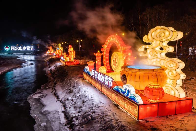 夜雪河畔灯光节庆盛景图片
