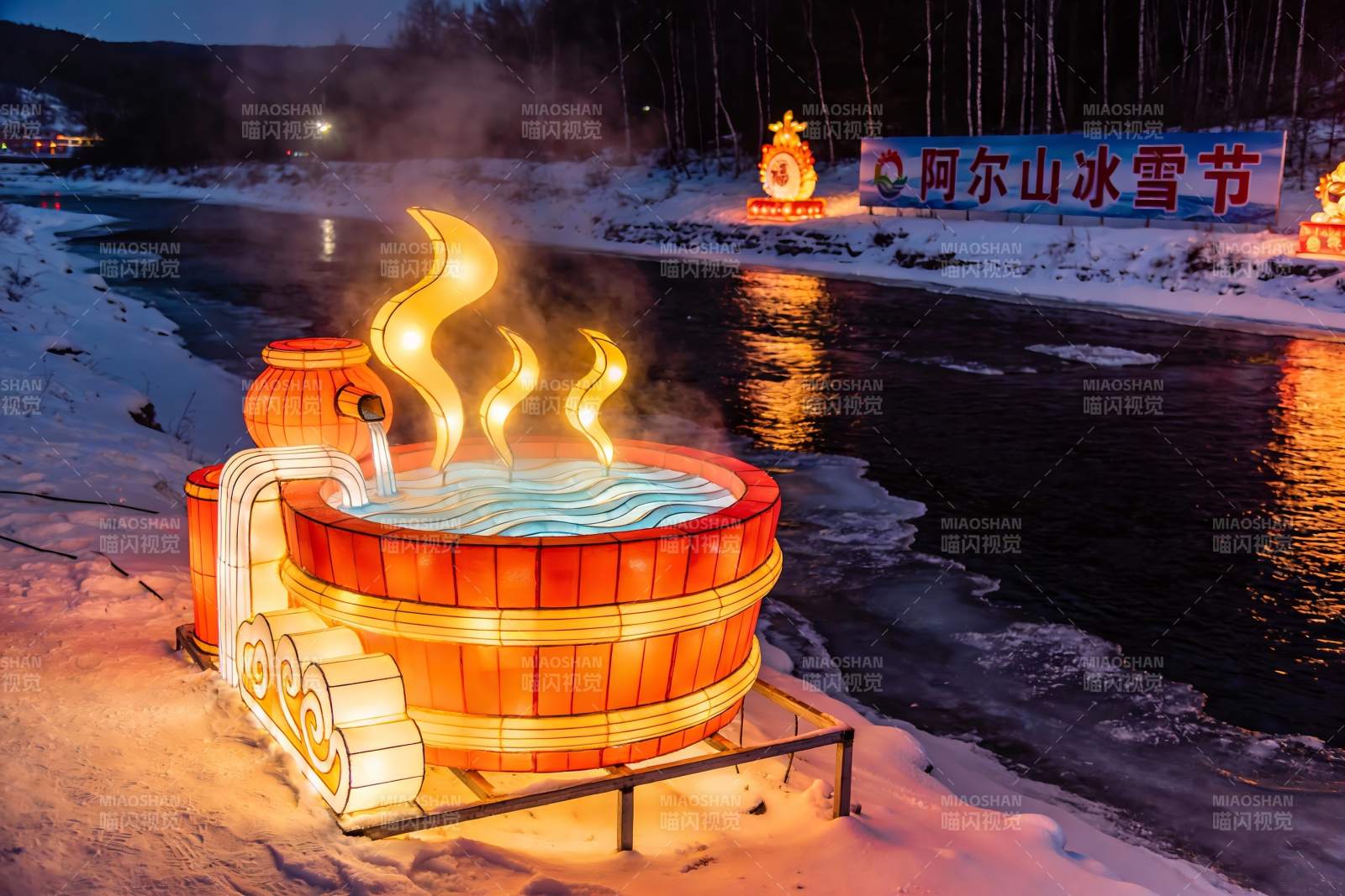 冰雪节夜景灯光装饰温泉图片
