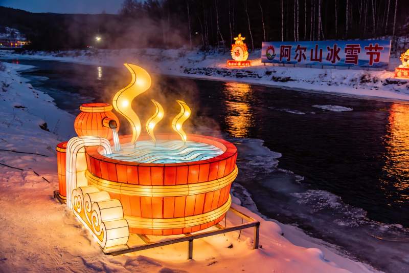 冰雪节夜景灯光装饰温泉图片