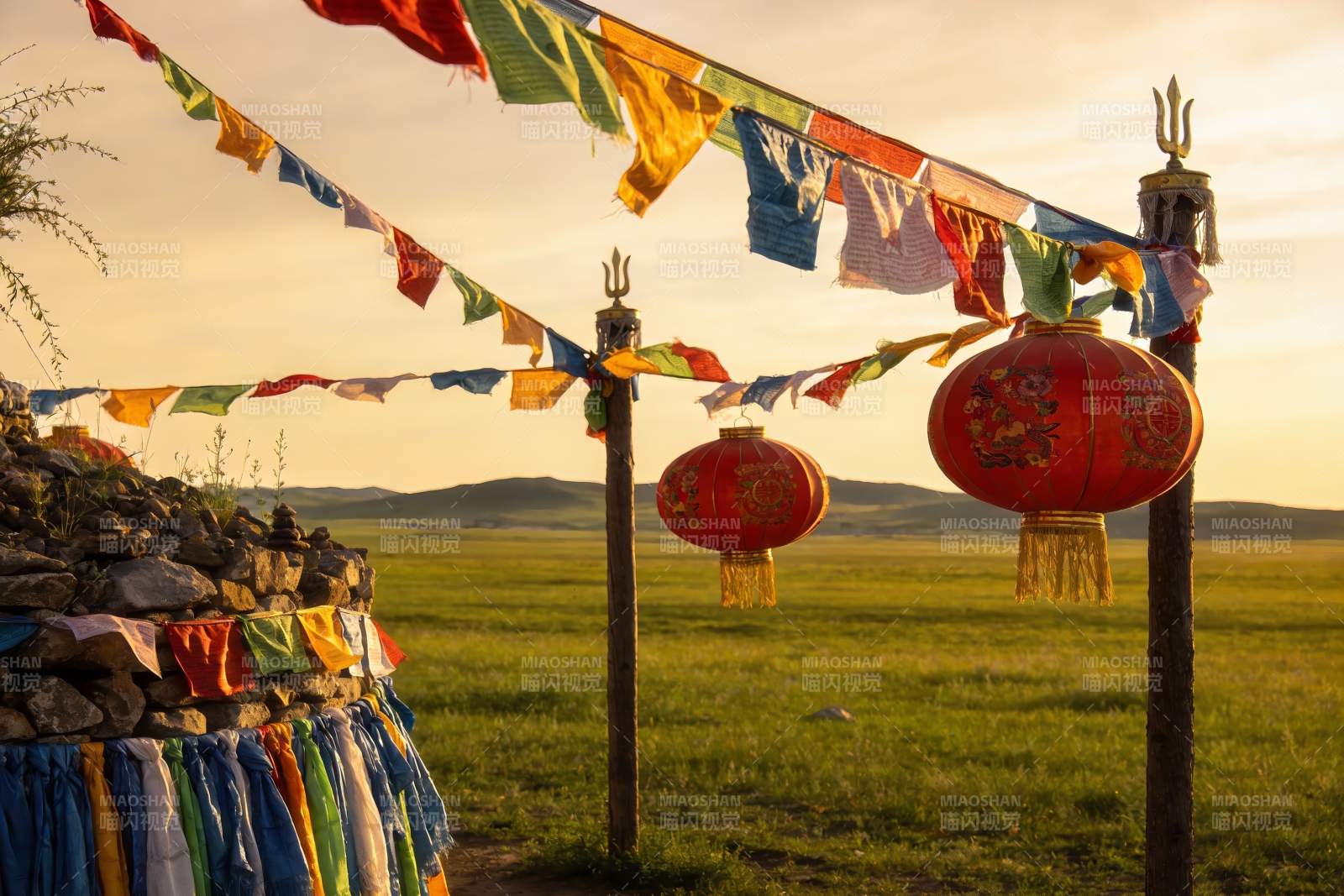 草原日落彩旗红灯笼图片