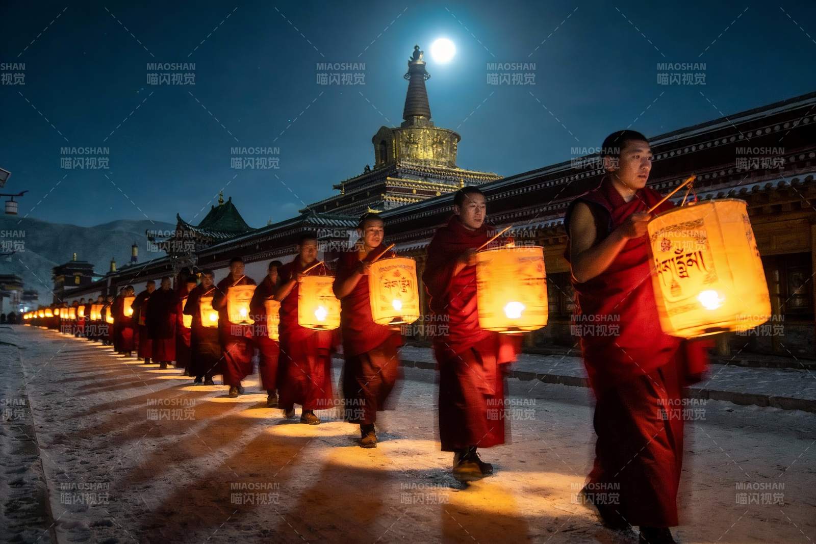 僧侣夜行持灯巡礼图片