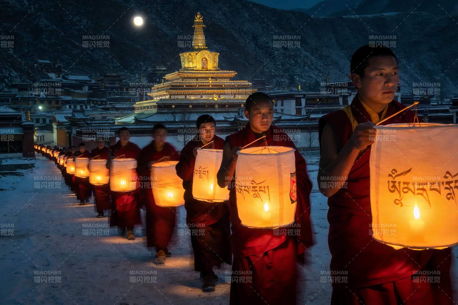 僧侣夜行持灯巡礼图片