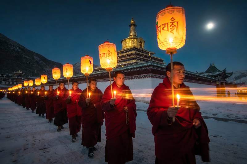僧侣雪夜持灯行进仪式图片
