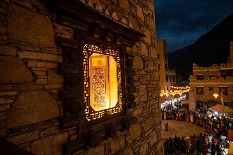 夜幕下的古建筑与人群集会图片