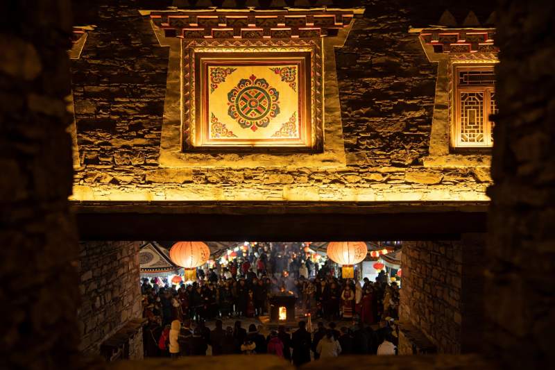 古建筑夜景人群聚集灯火辉煌图片