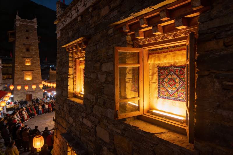 夜幕下的古建筑与人群图片