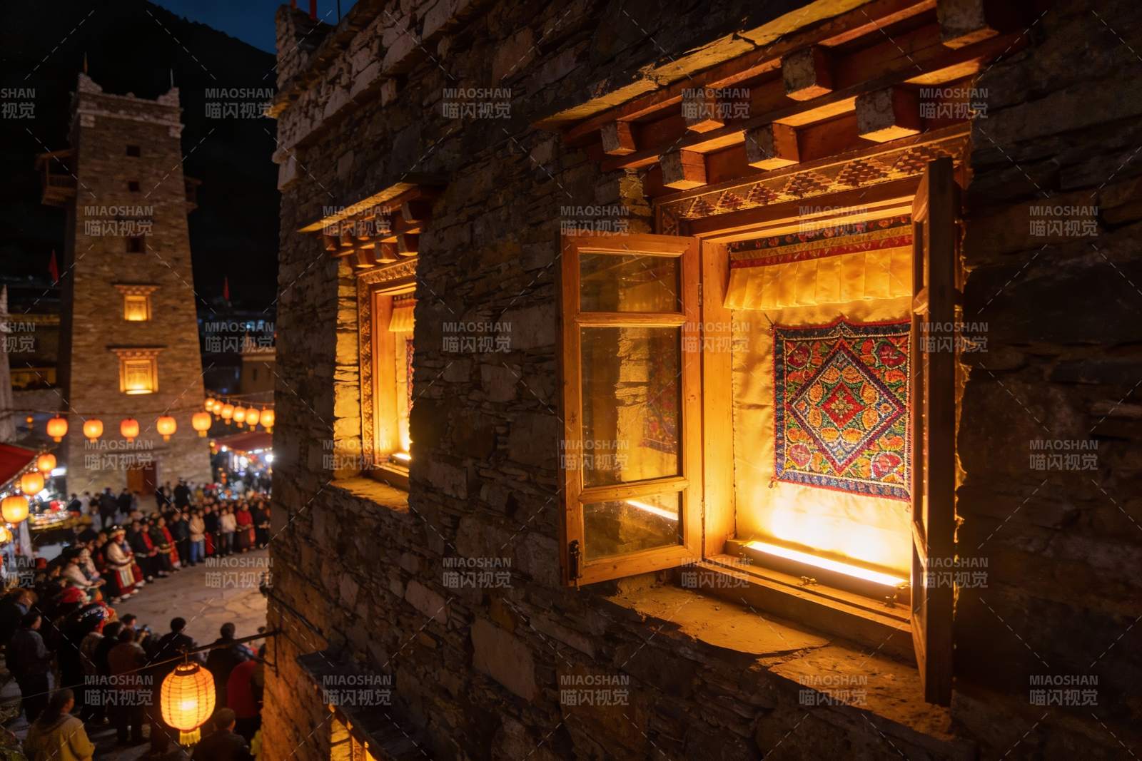 夜幕下的古建筑与人群图片