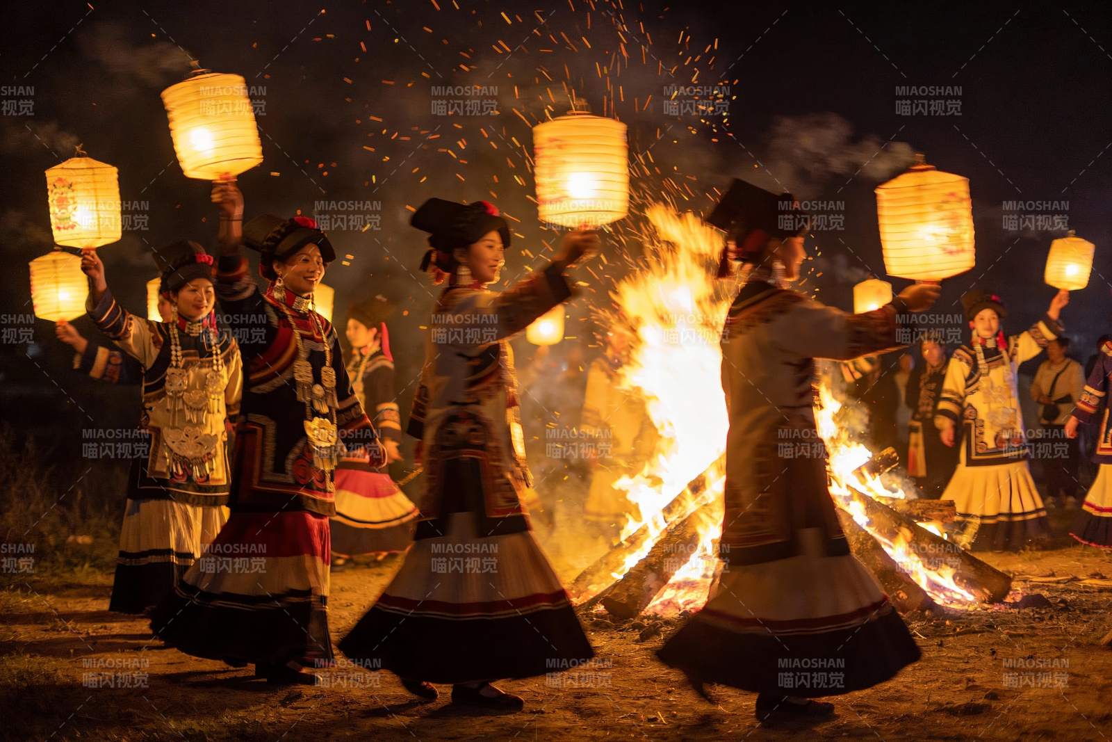 民族女子篝火晚会手持灯笼图片