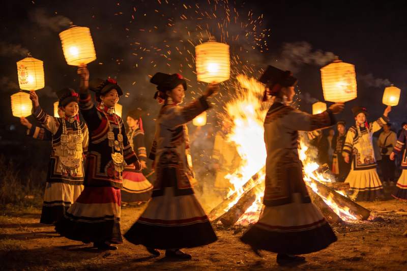 民族女子篝火晚会手持灯笼图片