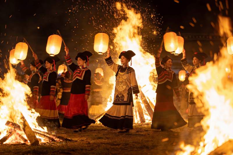 民族女子篝火晚会手持灯笼图片