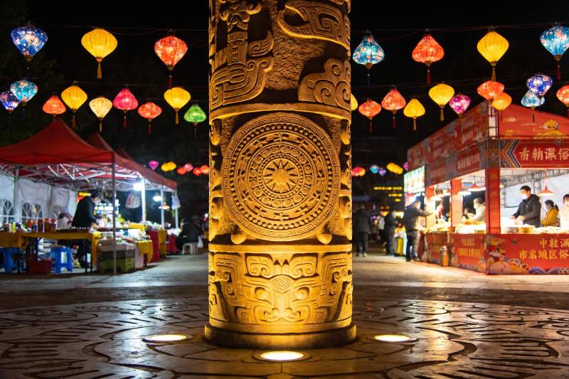 夜市灯笼古柱光影图片