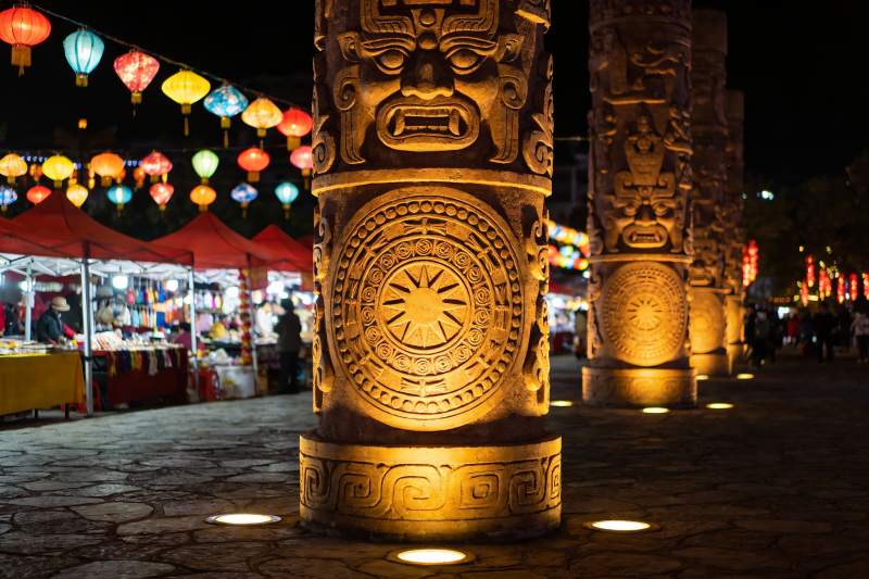 夜市古柱彩灯映衬热闹场景图片