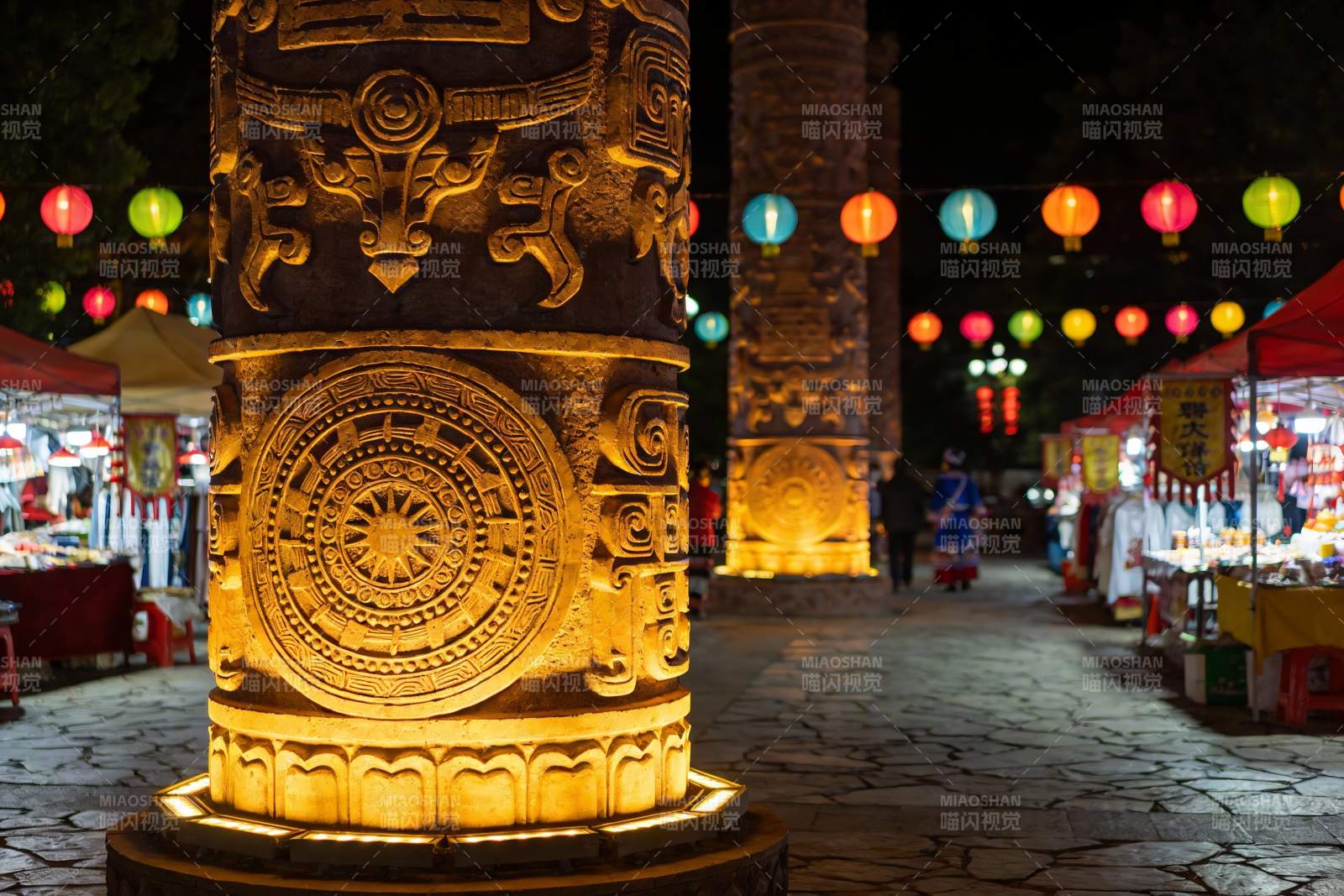 夜市古柱彩灯映衬热闹街景图片