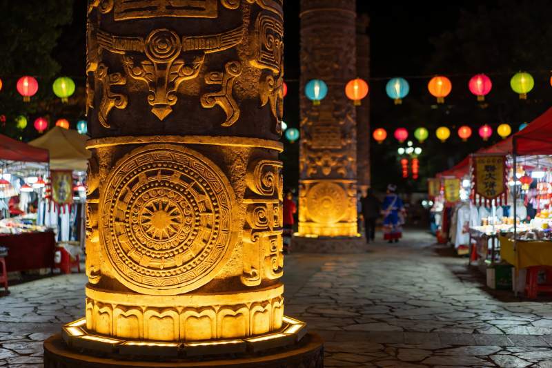 夜市古柱彩灯映衬热闹街景图片