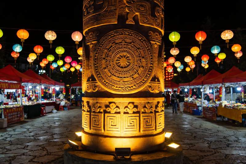 夜市灯笼石柱光影美景图片