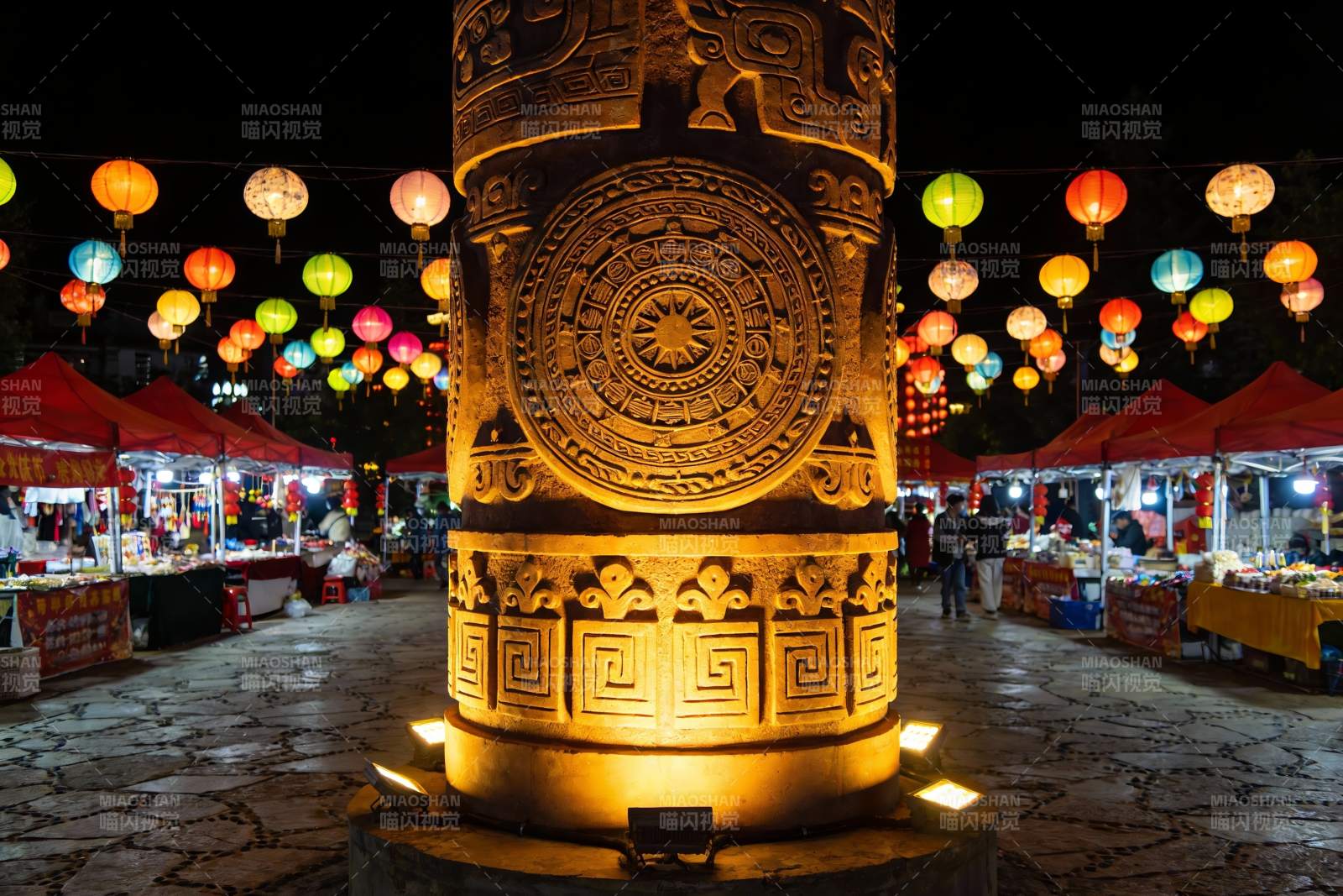 夜市灯笼石柱光影美景图片