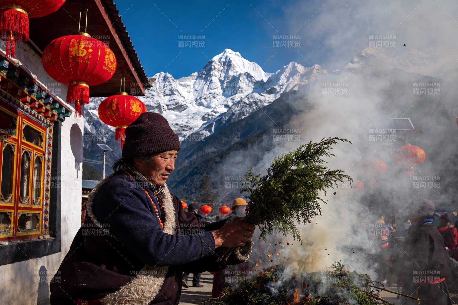雪山前寺庙祭拜仪式图片