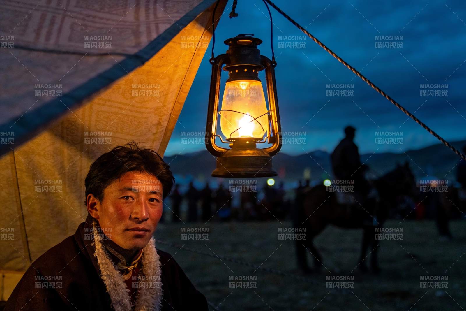草原夜幕下帐篷旁的男子图片