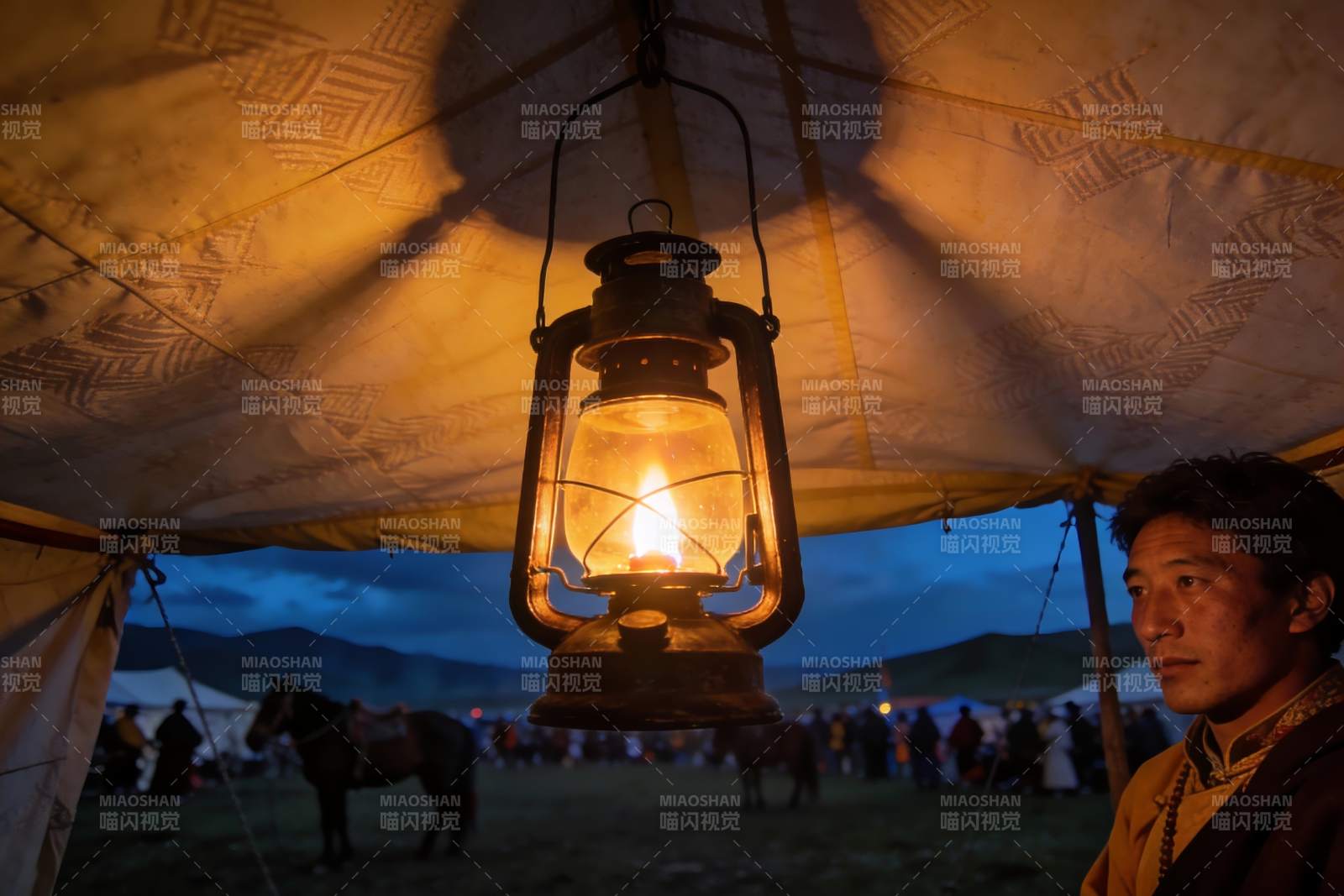 帐篷内灯火与草原夜景图片