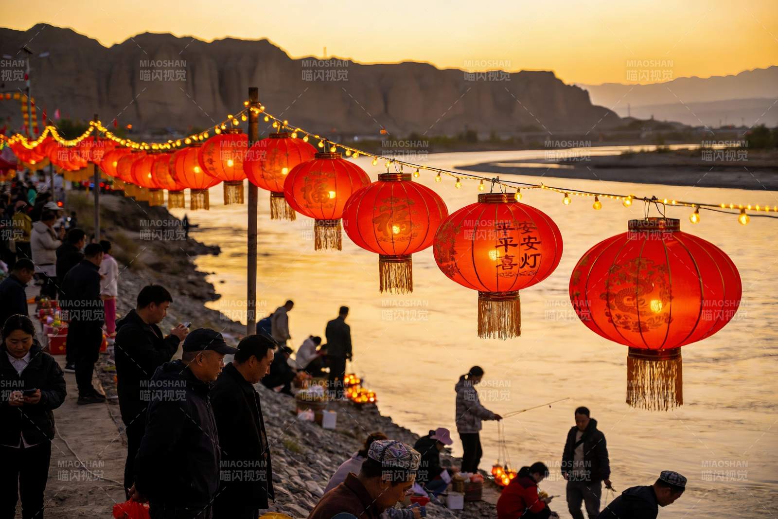 河边夜景灯笼高挂人群聚集图片