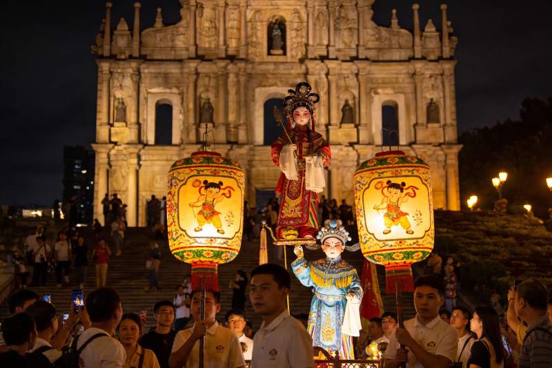 夜游街头戏偶灯会盛景图片