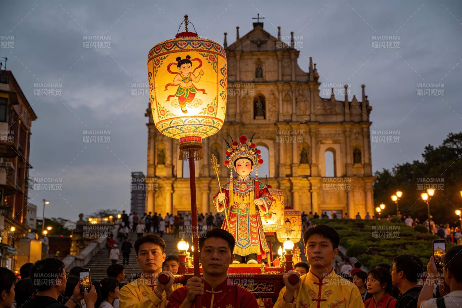 古建筑前灯笼游行盛况图片