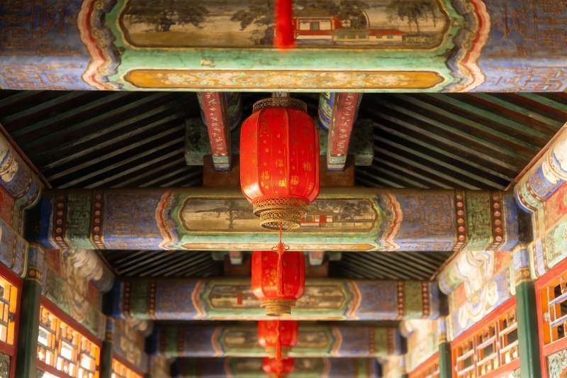 古建筑彩绘梁柱与红灯笼图片