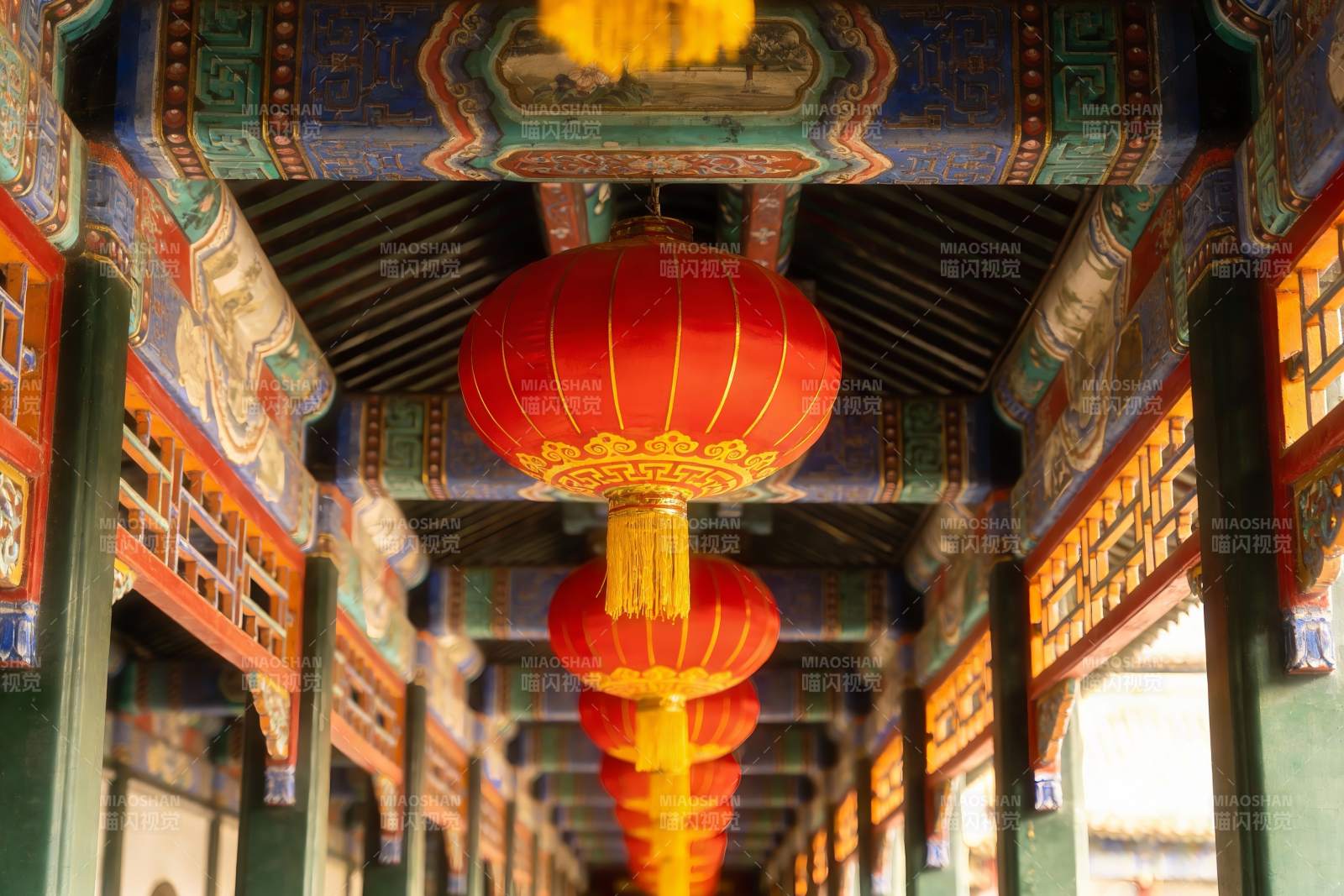 古建筑彩绘屋檐与红灯笼图片