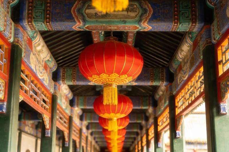 古建筑彩绘屋檐与红灯笼图片