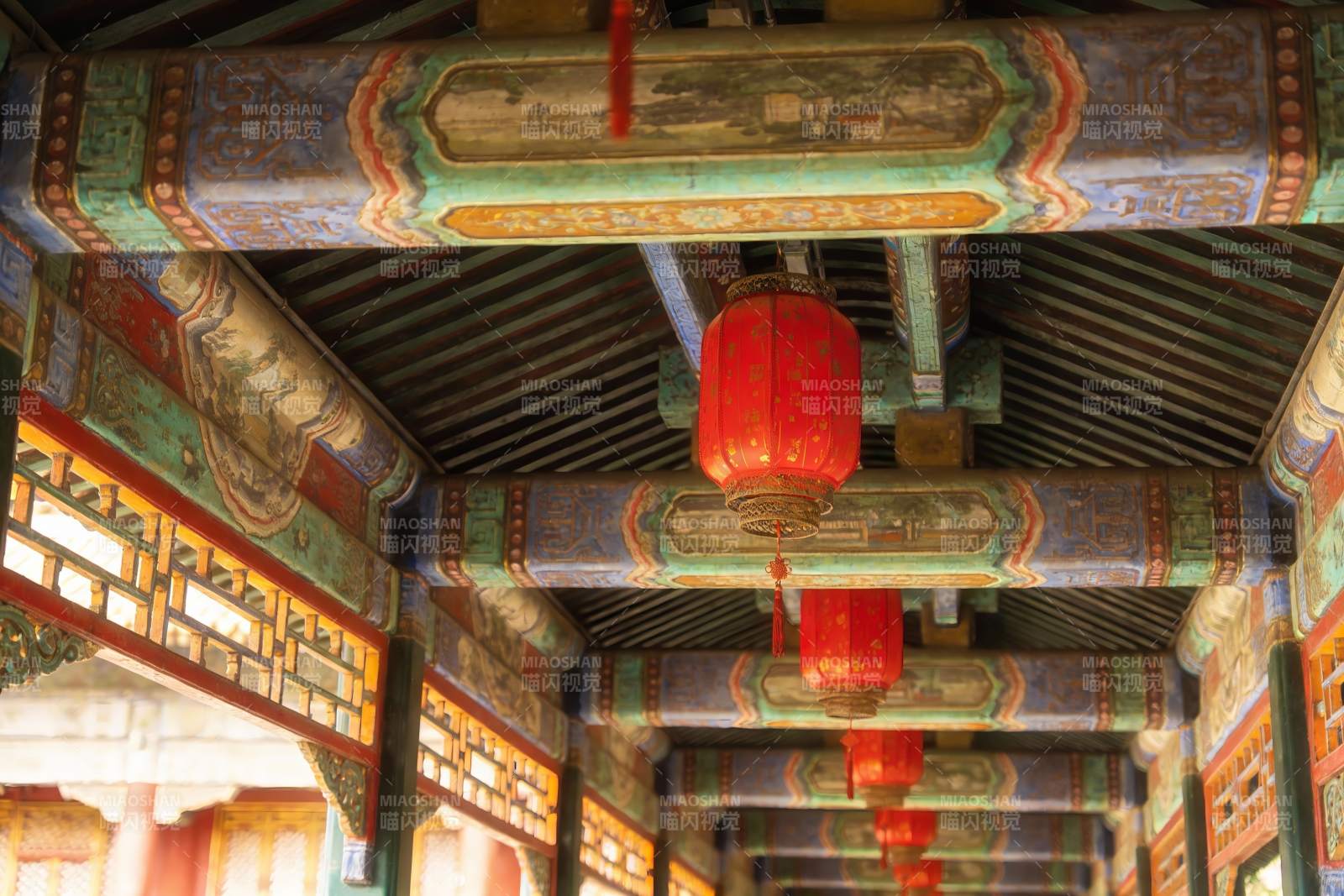 古建筑彩绘梁柱与红灯笼图片