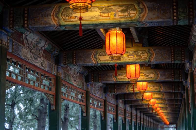 古色古香长廊灯笼映衬图片
