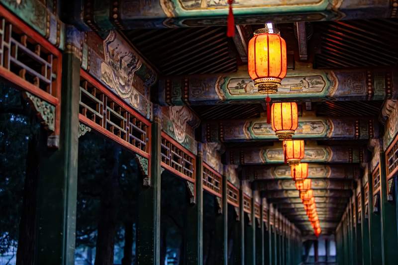 古色古香长廊夜景灯笼高挂图片