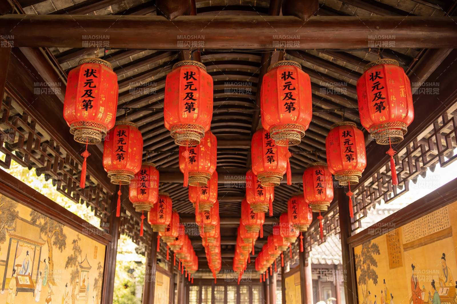 古建筑长廊挂满红色灯笼图片